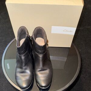 Clarks Emslie Monet Women's Sleek Black leather Ankle Booties size 7.5 medium